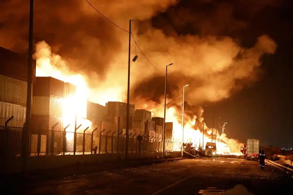 2025 Global Shipping Crisis: Iran Port Explosion, Canal Tensions & Market Shifts - April 28 Update
